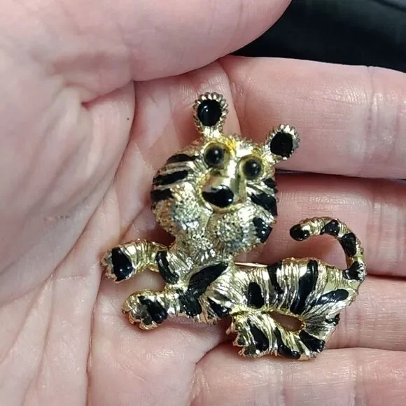 Gold tone tiger brooch - Picture 1 of 8